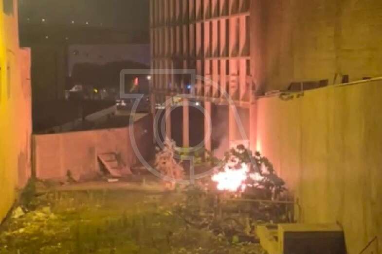 Imagen del fuego de anoche en el Palacio de la Cultura/TA.